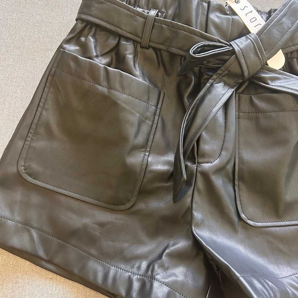 Vegan leather high rise belted shorts - Picture 7 of 7